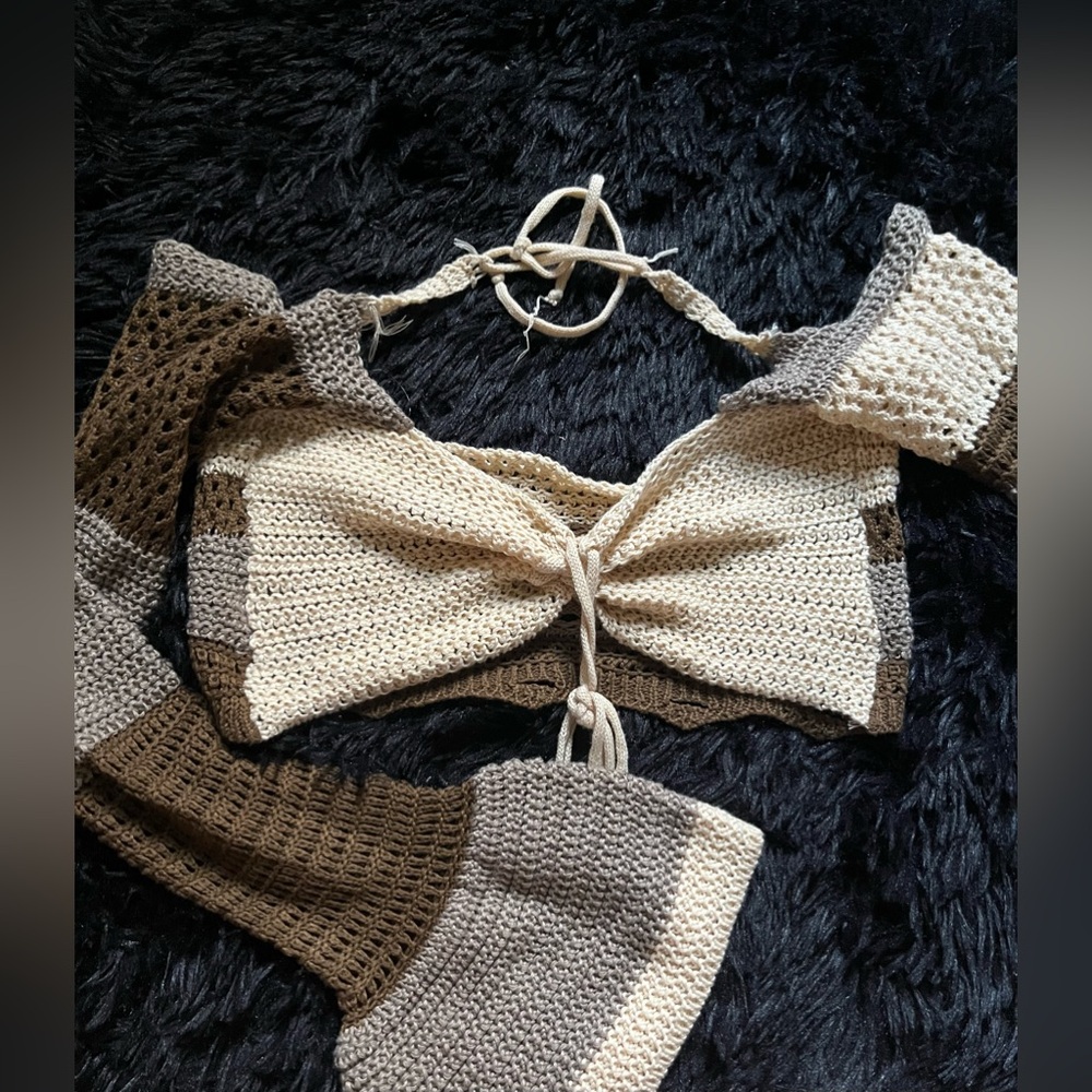 Colorblock crocheted flare long sleeve crop top